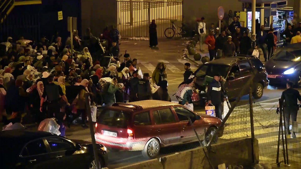 Avalancha de porteadoras intentan pasar la frontera de Ceuta