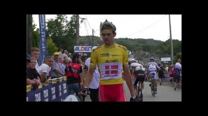 Tour de l'Avenir - Et. 2 : Le maillot jaune Kasper Asgreen  termine l'étape à pied