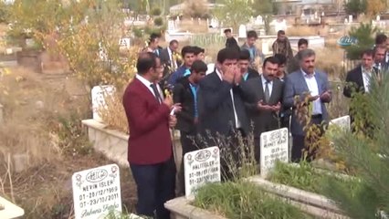 Deprem Şehidi Öğretmenler Mezarları Başında Anıldı