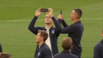 Los jugadores del Viktoria Plzen inmortalizan la primera vez que pisan el césped del Santiago Bernabéu