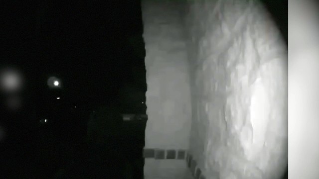 ¡Toca el timbre y abandona a niño en la puerta de un vecino!