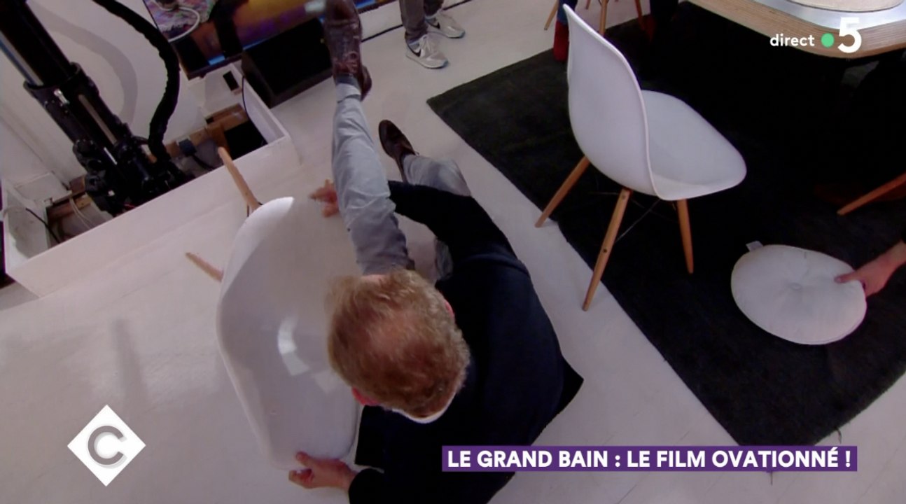 Benoît Poelvoorde se gamelle en direct (C à vous) - ZAPPING TÉLÉ DU 23/10/2018