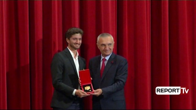 Report TV -Meta dekoron balerinin Eno Peçi: Jemi krenarë që kemi artistë të tillë të klasit botëror