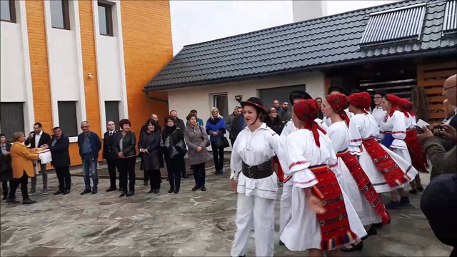 Danses et chants lors de l'inauguration du nouveau bâtiment de l'Amseaa qui accueille des jeunes roumains