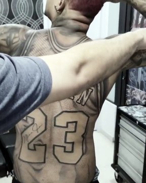Il se fait tatouer le maillot de Michael Jordan ! - Vidéo Dailymotion