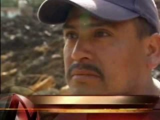 Buscan a familiares entre el lodo en Michoacán