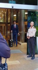 El portero Antonio Adán sufre una aparatosa caída al salir del hotel