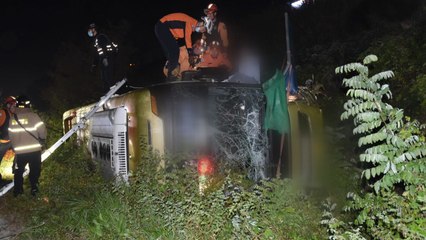 천안논산고속도로서 버스 추락...1명 사망·13명 부상 / YTN