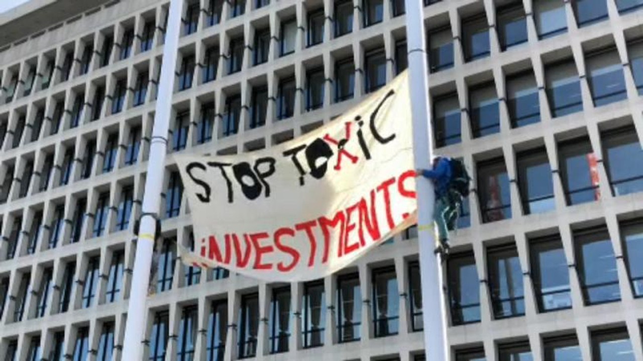 Proteste gegen 'giftige Investitionen' vor ING-Sitz