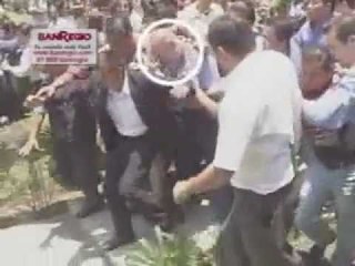 Abuchean a Bravo Mena en la FES Acatlán