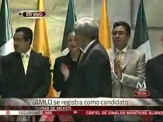 López Obrador firma su registro como precandidato a la Presidencia