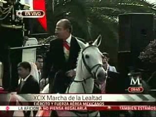 Calderón monta a Caballo en la Marcha de la lealtad