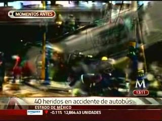 Cae autobús de pasajeros tras choque con tráiler