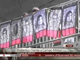 Manifestantes protestan frente al Campo Militar Número 1