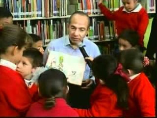 Inaugura Calderón biblioteca en Ciudad Juárez; les lee cuentos a niños