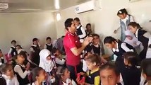 فرحة لا توصل لهؤلاء الاطفال مواطن عراقي يتبرع لمدرسة ابتدائية سبالت تبريد