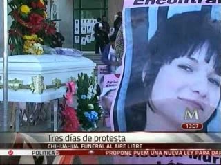 Madre mantiene 3 días de protesta por asesinato de su hija