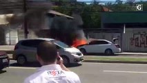 Carro pega fogo na Reta da Penha em Vitória