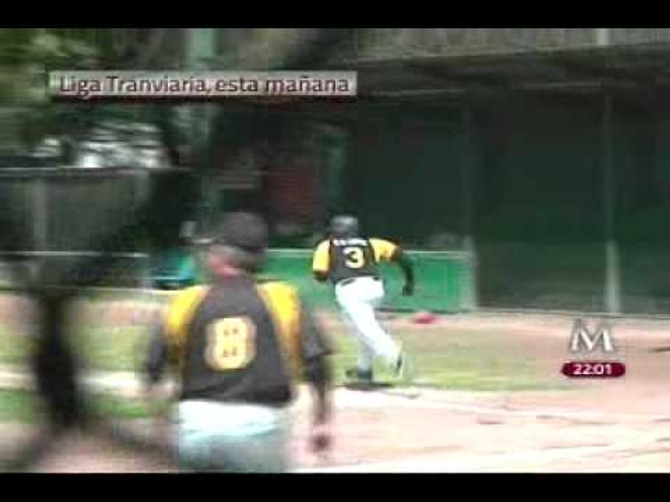 AMLO jugando béisbol