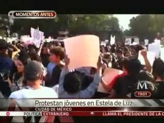 Estudiantes 'toman' Estela de Luz para protestar