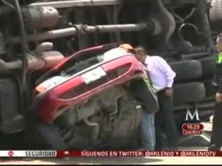 Caja de camión se desprende y cobra la vida de dos personas