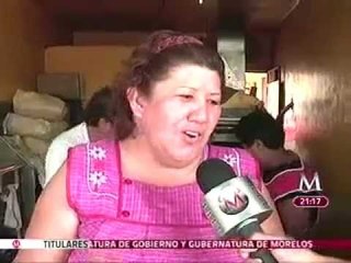 Beatriz Paredes hace campaña en negocios del DF
