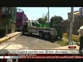 Vuelca camión con 30 toneladas de harina en el norte del DF