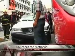 下载视频: Choca Tsuru contra Metrobús de la L3, dos lesionados