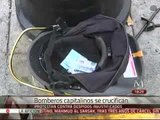 Bomberos se 'crucifican' en el Zócalo capitalino