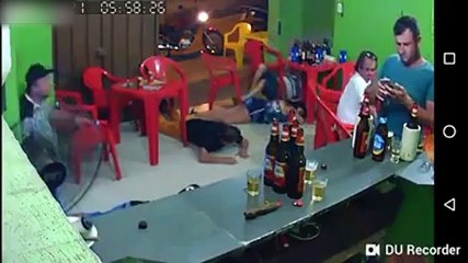 Occupé avec son téléphone il ne se rend pas compte qu'il y a un braquage dans le bar !