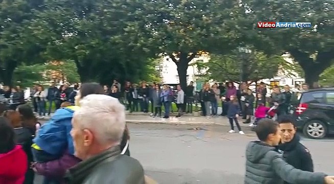 Libri di testo e mensa scolastica ad Andria: le mamme protestano sotto il palazzo comunale