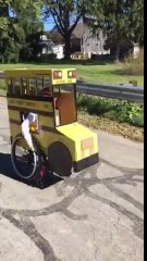 Le déguisement de cet enfant en fauteuil roulant est incroyable