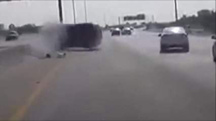 Download Video: 2 conducteurs en colère se foncent dedans sur l'autoroute et ça fini très mal