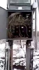 Le pire électricien du monde se rate complètement