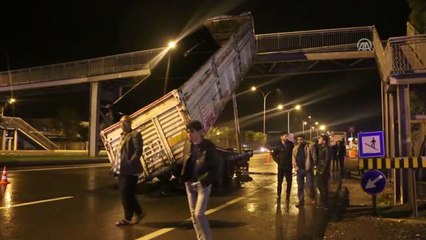 Damperi Açılan Tır, Üst Geçide Çarptı