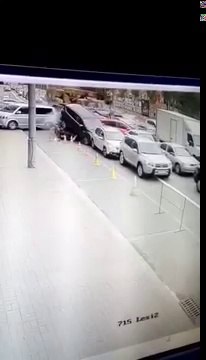 Lancée, cette grue empile 17 voitures dans les rues de Kiev