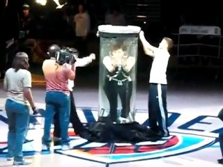 Cette magicienne rate son tour et reste coincée dans son bassin en plein spectacle