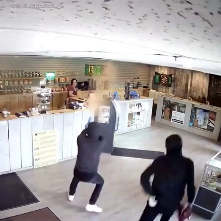 Regardez comment il va faire fuir des braqueurs...