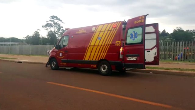 Criança fere braço ao cair de brinquedo em parquinho