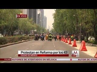 En Segob, lanzan gases a papás de los 43; bloquean Reforma