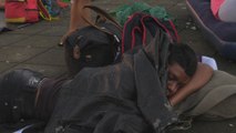 La caravana migrante guarda luto por inmigrante muerto mientras reposa en Huixtla