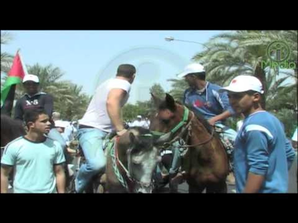 سمية الخشاب وتامر هجرس على الحصان فى مسيرة الأردن