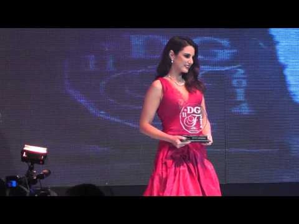 درة تتألق بقستان احمر  فى حقلة دير جست