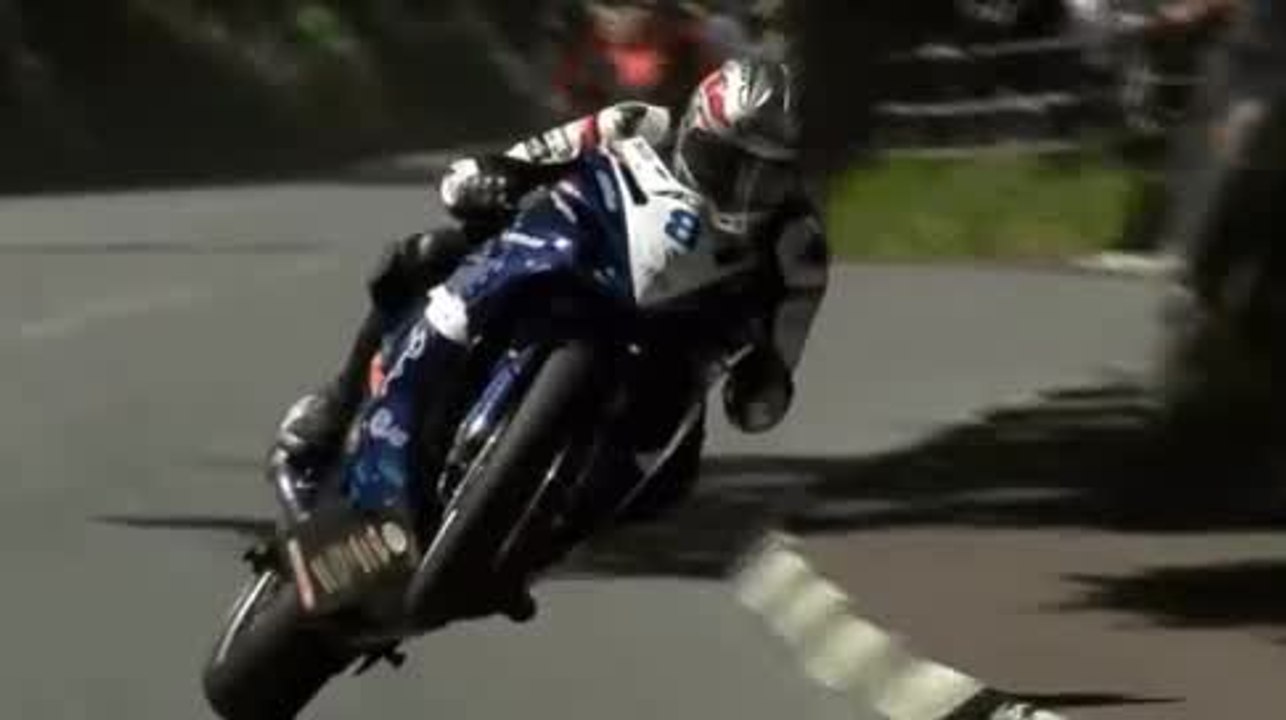 Bikers Tech - Wheelie through a corner