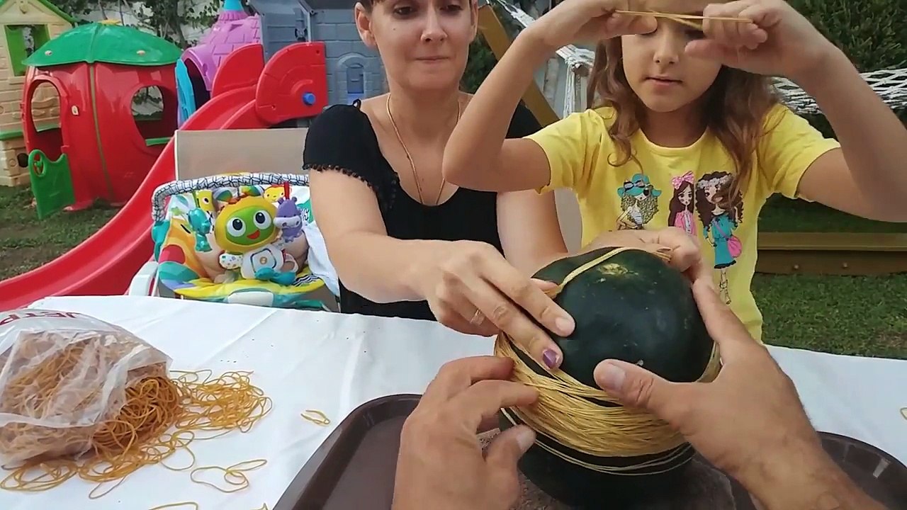 KARPUZ PATLATTIK. PARA LASTİĞİ İLE KARPUZ PATLATMACA OYNADIK. ÇOK ZOR VE EĞLENCELİ OLDU.