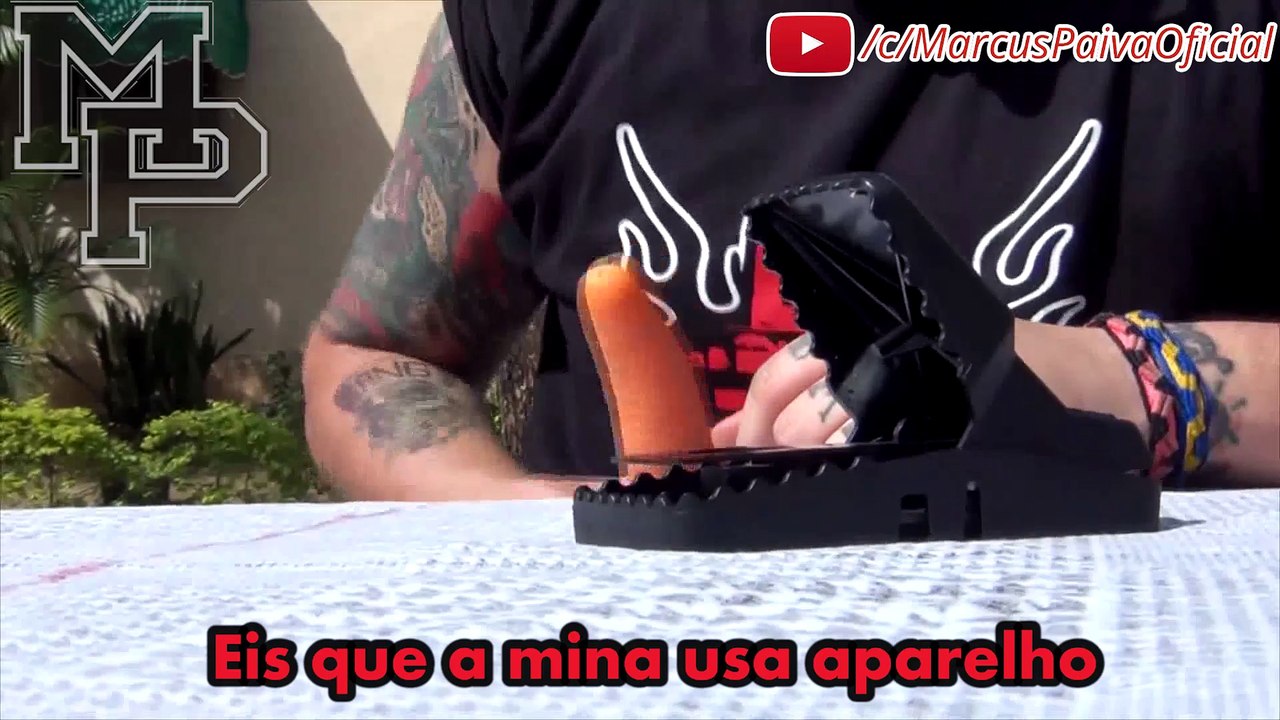 Eis que a mina usa aparelho