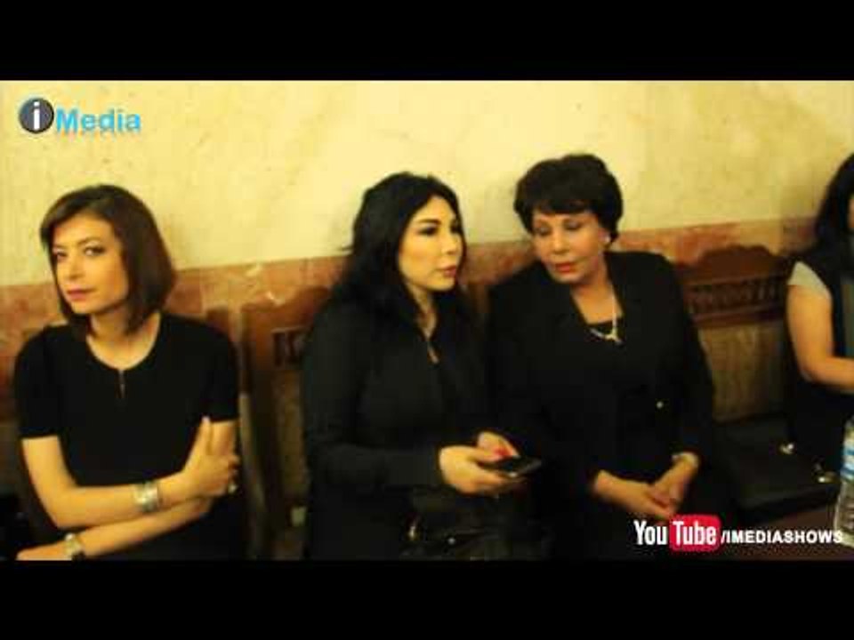شاهد غادة إبراهيم و فردوس عبد الحميد فى حوار جانبى أثناء عزاء الفنان الراحل عمر الشريف