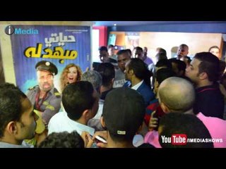 محمود رمضان أخ محمد رمضان يحاول تهدئة الجمهور خارج السينما : تدافع شديد