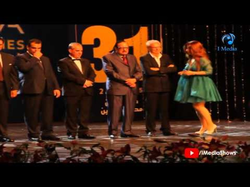 مهرجان الإسكندرية السينمائي | شاهد مخرجة "صاروخ" على المسرح بفستان أخضر قصير جدا