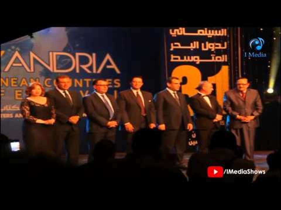 مهرجان الإسكندرية السينمائي | لحظة صعود الفنانة إلهام شاهين على المسرح